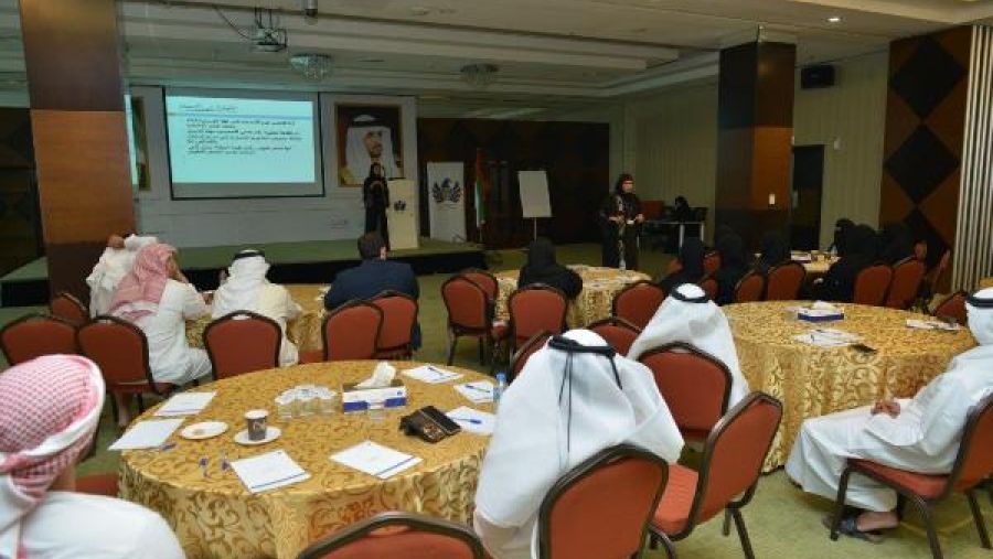 جانب من الحضور أثناء البرنامج التدريبي، وخبير لغة الإشارة عبير الشحي 