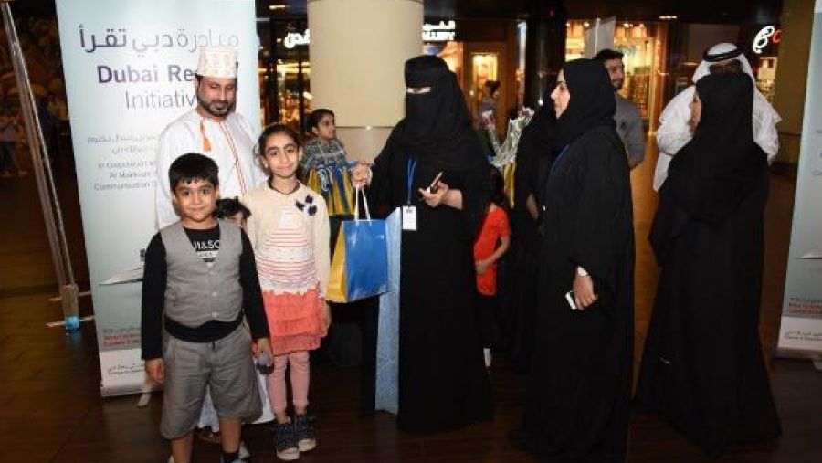 خلال توزيع الحقائب المعرفية على زوار مول دبي