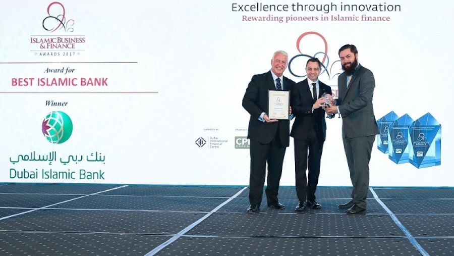 الدكتور عدنان شلوان، الرئيس التنفيذي لمجموعة بنك دبي الإسلامي يستلم الجائزة