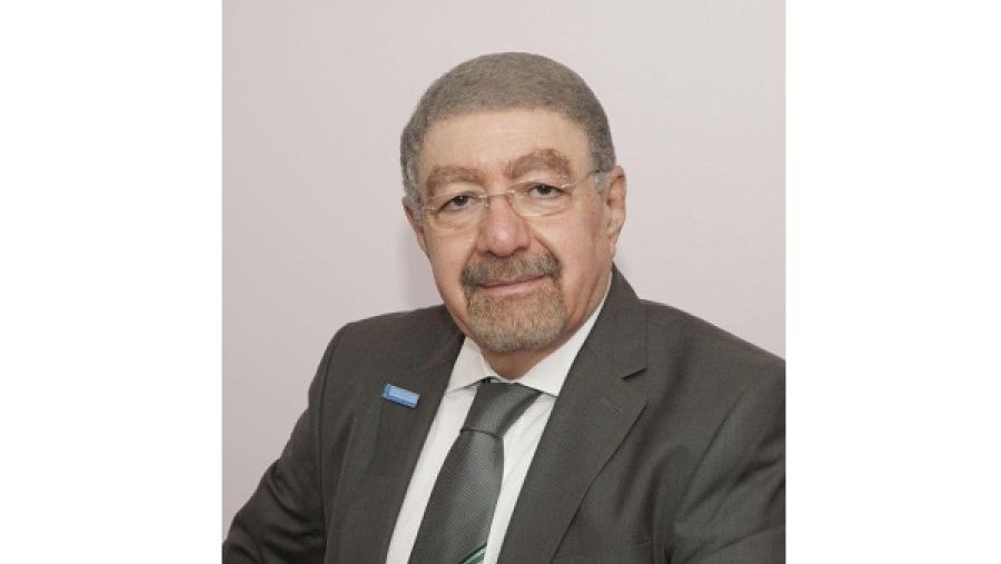 الدكتور غسان عبده داخل مبنى العيادات الخارجية لمركز صحة المرأة والأبحاث 