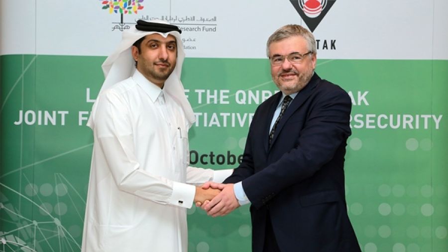 الدكتور حمد الإبراهيم، نائب الرئيس التنفيذي لقطاع البحوث والتطوير بمؤسسة قطر، والدكتور أوركون هاسيكي أوغلو، نائب رئيس المجلس التركي للبحوث العلمية والتكنولوجية، خلال إطلاق مبادرة التمويل المشترك حول الأمن الإلكتروني.