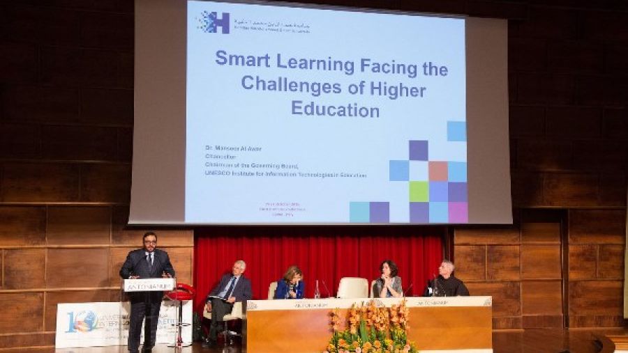 الدكتور منصور العور، رئيس جامعة حمدان بن محمد الذكية، خلال إلقاء كلمته في مؤتمر التعليم العالي في إيطاليا