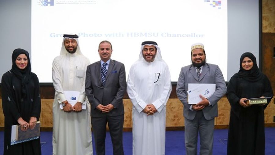الدكتور منصور العور رئيس جامعة حمدان بن محمد الذكية مع الفائزين