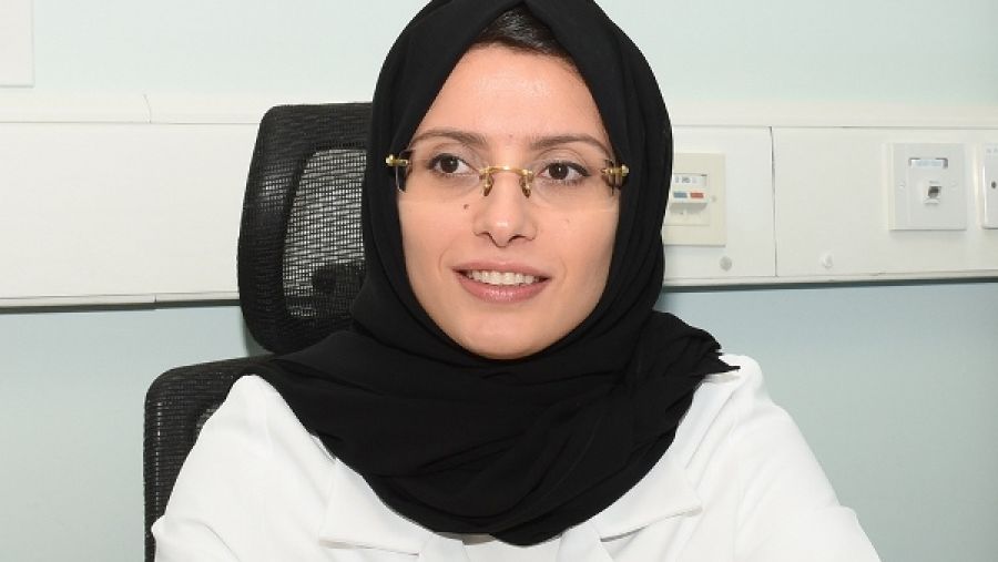 الدكتورة زكية محمد الأنصاري ، أخصائية الجلوكوما في قسم أمراض العيون بمؤسسة حمد الطبية تنصح بإجراء فحوص شاملة للعين بصورة منتظمة لمنع الإصابة بأمراض العين التي يمكن الوقاية منها.