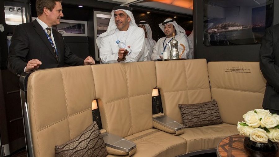 بيتر بومغارتنر، الرئيس التنفيذي للاتحاد للطيران، مع سمو الشيخ سيف بن زايد آل نهيان، نائب رئيس مجلس الوزراء وزير الداخلية، في منطقة "المجلس" على متن طائرة الاتحاد للطيران طراز إيرباص A380 خلال جولة سموه بالطائرة.