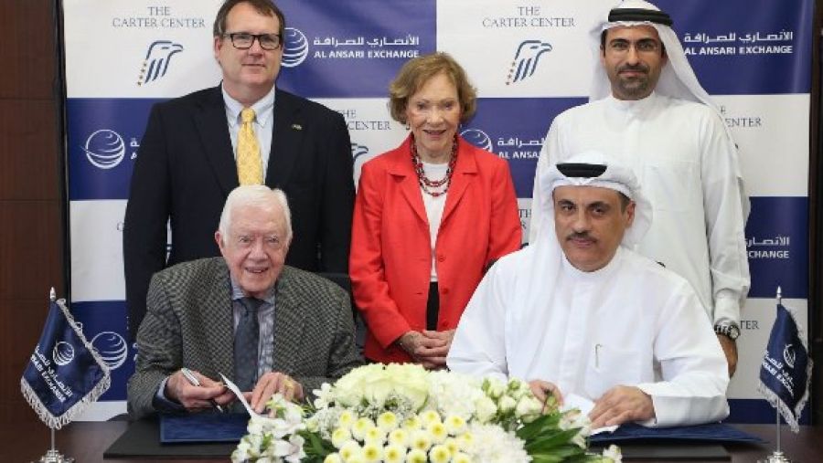 خلال توقيع الإتّفاقية بين الرئيس الأمريكي الأسبق جيمي كارتر، مؤسس مركز كارتر، ومحمد علي الأنصاري، الرئيس التنفيذي لشركة الأنصاري للصرافة
