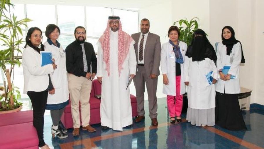 كادر التمريض لخدمات الرعاية الصحية المنزلية يعدون المعدات الطبية المتنقلة    