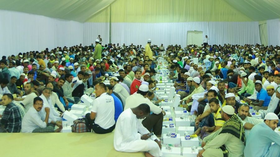 تقوم موانئ دبي العالمية بالتعاون مع هيئة الهلال الأحمر الإماراتي وشركات جافزا بتقديم أكثر من 3300 وجبة إفطار يومياً بما يعادل 100 ألف وجبة خلال شهر رمضان للموظفين.