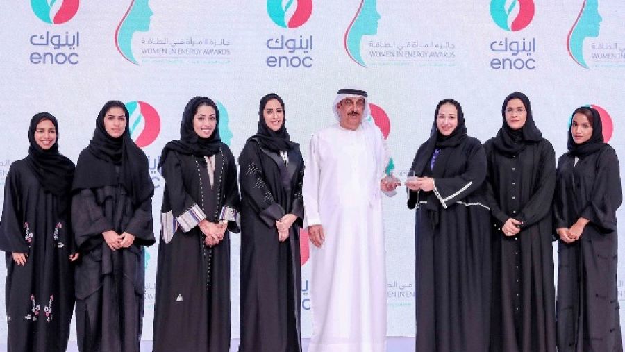 تكرم الجائزة النساء المتميزات اللواتي يشكلن نماذج يحتذى بها في قطاع الطاقة، ويبدين قيادة استثنائية وقدرة كبيرة على حفز التغيير من خلال مساهماتهن المؤثرة في القطاع.