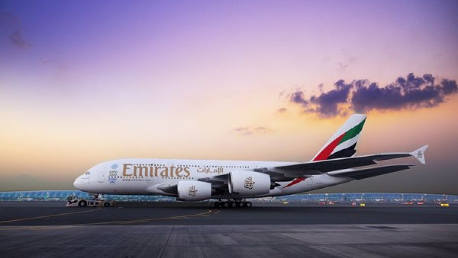 1.	إحدى طائرات الإمارات الإيرباص A380. وسوف تحيل الناقلة 26 طائرة قديمة على التقاعد وتستقبل 36 حديثة في العام المقبل 2016، منها 20 طائرة A380.