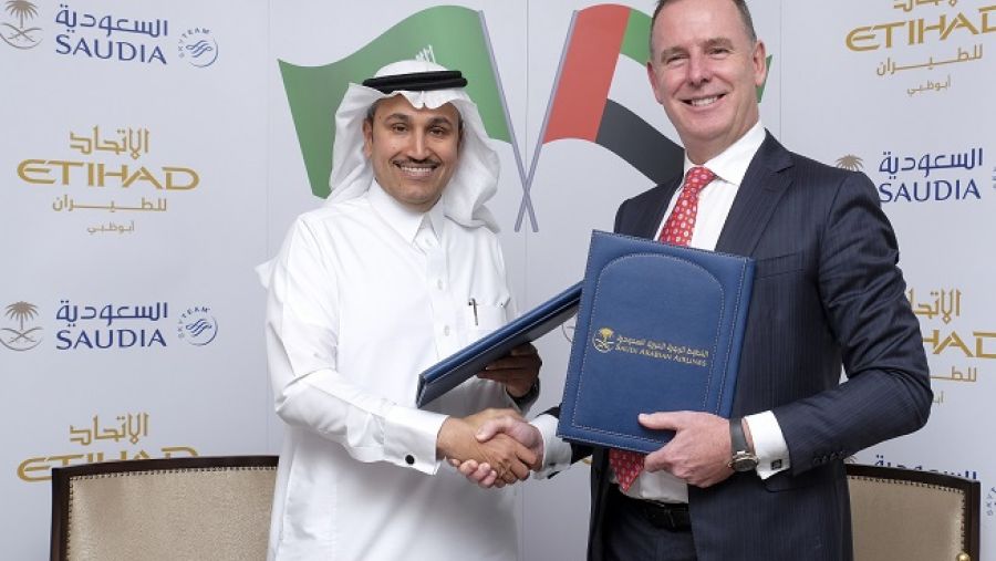 أمضى الاتفاقية كل من مدير عام الخطوط الجوية العربية السعودية المهندس صالح بن ناصر الجاسر والرئيس التنفيذي لمجموعة الاتحاد للطيران توني دوغلاس.