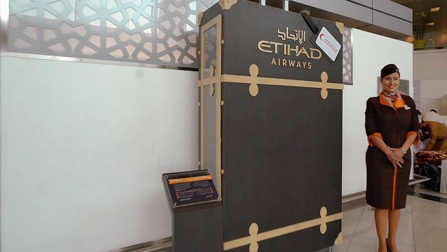 قامت الاتحاد للطيران بوضع حقيبة عملاقة في مبنى المسافرين رقم 3 في مطار أبوظبي الدولي.