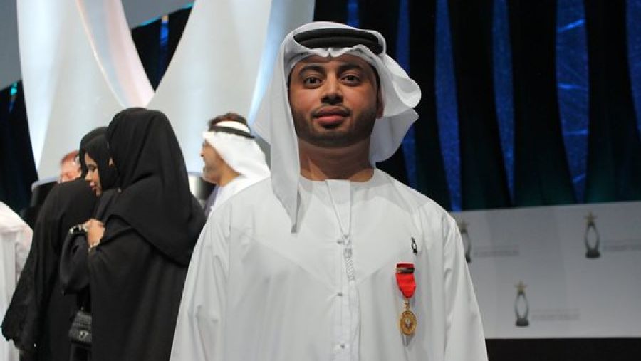 سعادة حمد الشامسي، نائب رئيس مجلس إدارة الاتحاد للطيران وسعادة خليفة سالم المنصوري، عضو مجلس إدارة مجموعة الاتحاد للطيران والاتحاد للطيران، إلى جانب فريق عمل الشركة يحتفلون بالنجاح على صعيد جائزة أبوظبي للأداء الحكومي المتميّز (ADAEP) لعام 2015