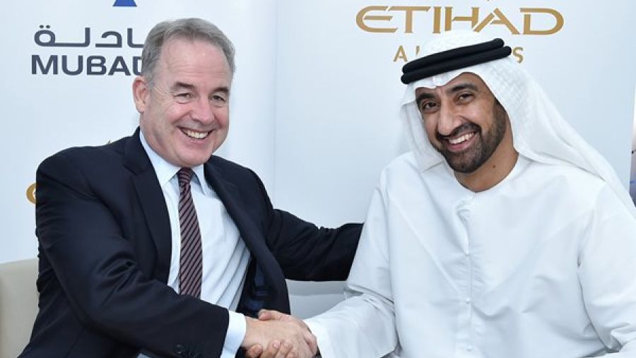 جيمس هوجن، الرئيس والرئيس التنفيذي في "الاتحاد للطيران"، إلى يسار الصورة، مع حميد الشمري، الرئيس التنفيذي لقطاع صناعة الطيران والخدمات الهندسية في "مبادلة"، بعد التوقيع على مذكرة التفاهم لتوسعة الشراكة الاستراتيجية القائمة بين الشركتين