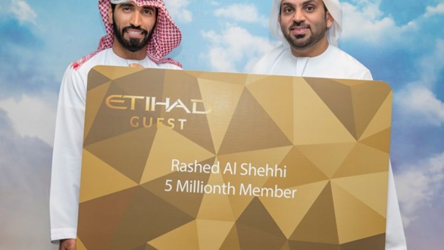 عضو برنامج ضيف الاتحاد رقم خمسة ملايين، راشد الشحي (يسار) يتلقى التهنئة من قبل ياسر اليوسف، المدير الإداري لبرنامج ضيف الاتحاد.