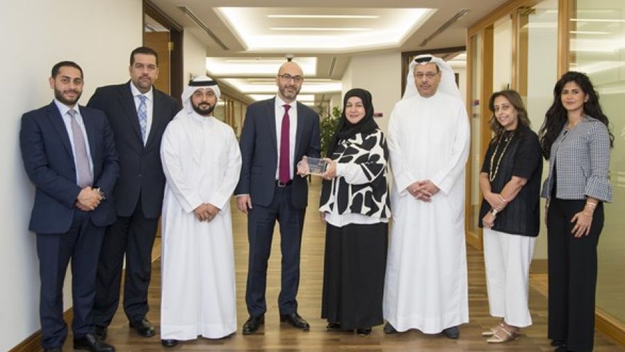 السيد خالد المطوع، مدير عام الأعمال المصرفية الدولية والاستثمار، والسيدة منى منصور، مدير عام إدارة الخدمات المساندة للعملاء يتسلمون الجائزة من كبار مسؤولي سيتي بنك