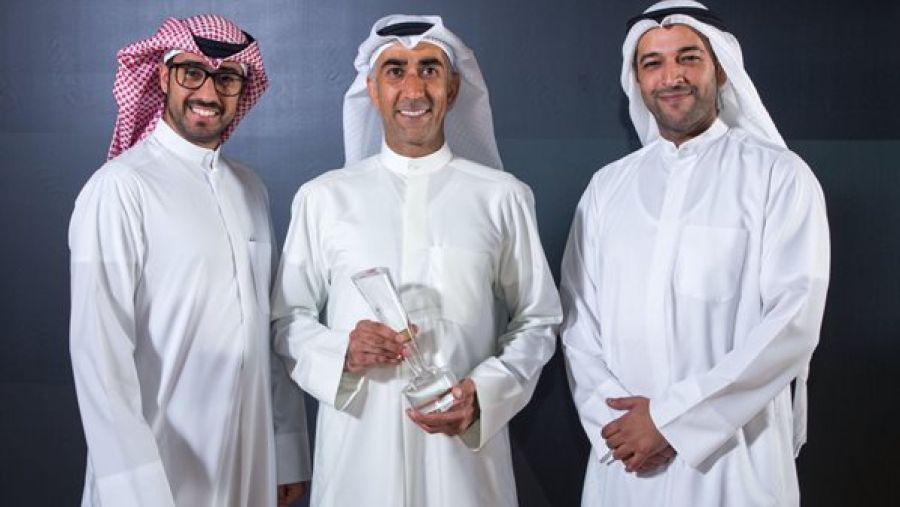 السيد أحمد أبل، مدير تنفيذي في بنك الخليج، يتسلم الجائزة