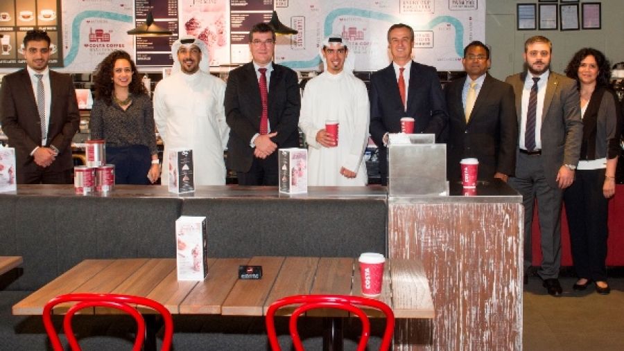 إدارة بنك الخليج وكوستا كوفي وماستركارد خلال حفل التوقيع