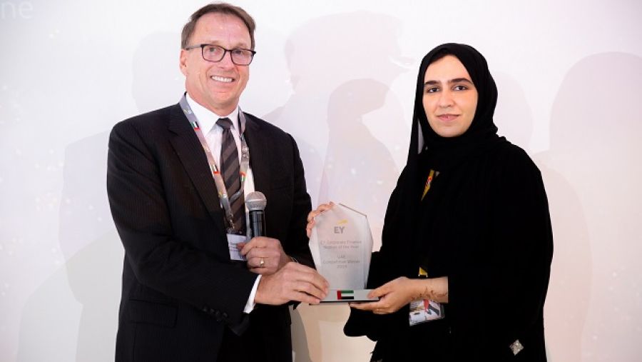 غالية العلي، الطالبة الإماراتية من جامعة زايد بجائزة تستلم الجائزة