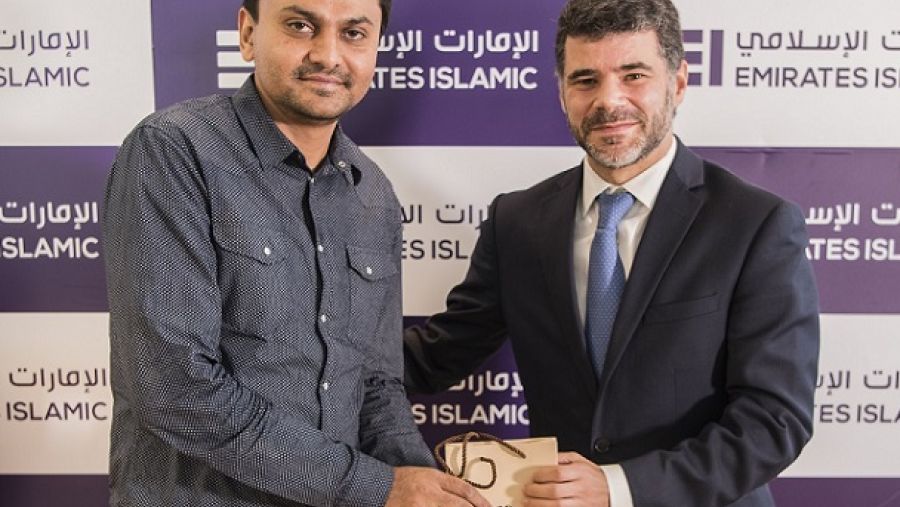 جيل كونكالفيز أزيفيدو، رئيس الخدمات المصرفية للأفراد، الإمارات الإسلامي مع أحد الفائزين.