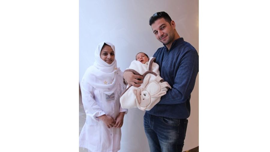 ياسم أحمد عبدالسلام، المريض الذي حصل على الرعاية الطبية في الموعد رقم 100,000 بالعيادات الخارجية في مستشفيات المدينة الطبية مع والده والممرضة.