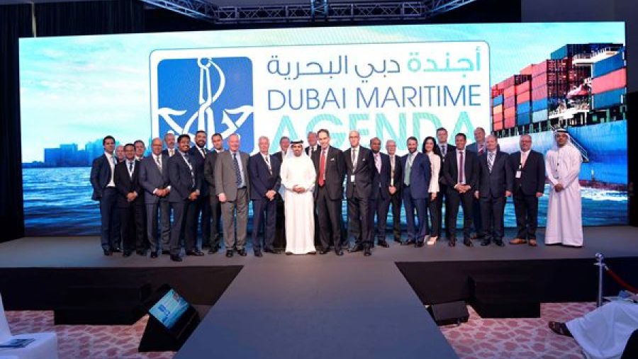 سعادة حمد بو عميم، مدير عام غرفة تجارة دبي، متوسطا كافة المتحدثين الدوليين المشاركين في أجندة دبي البحرية في نسختها الثانية للعام 2017