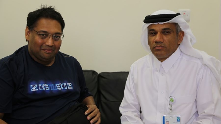 الدكتور عبد العزيز الخليفي، رئيس قسم جراحة القلب والصدر في مستشفى القلب، رفقة المريض كيران ماشادو