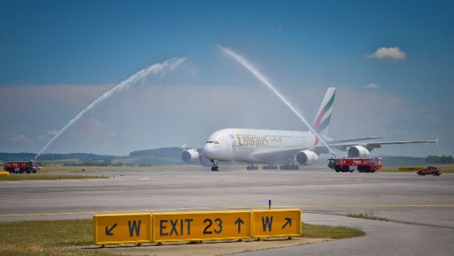 2.	طائرة الإمارات الإيرباص A380 وعليها ملصق فريق لوس أنجلوس دودجرز لدى وصول الرحلة "ئي كيه 217" إلى مطار لوس أنجلوس الدولي