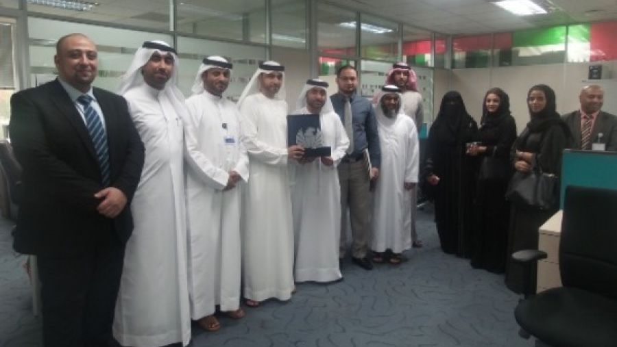 	محمد الهاشمي وسعيد خليل البناي، وسامر غزال أثناء اللقاء مع مسؤولي "ديوا"