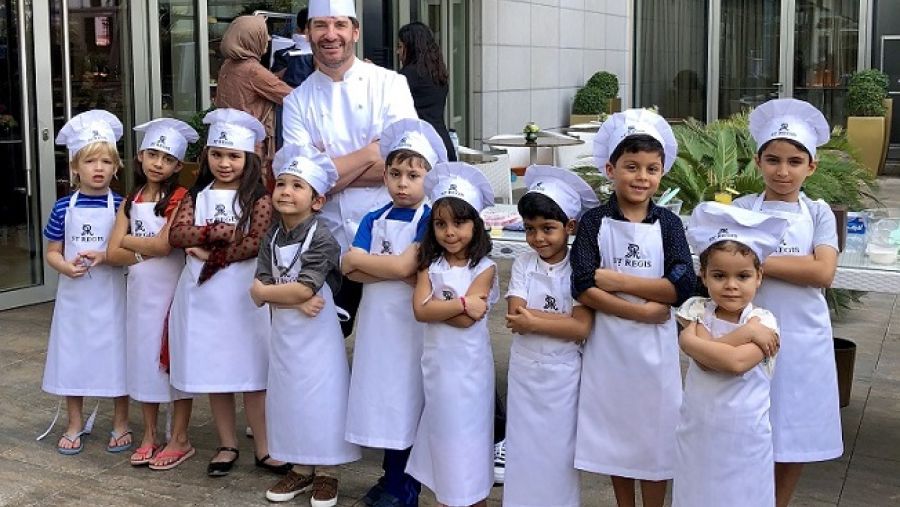 بدأت السلسلة في فندق سانت ريجيس أبوظبي ضمن جلستين إحداهما للصغار والثانية للكبار، تحت إشراف شيف قوالب الحلوى إريك لانلارد.