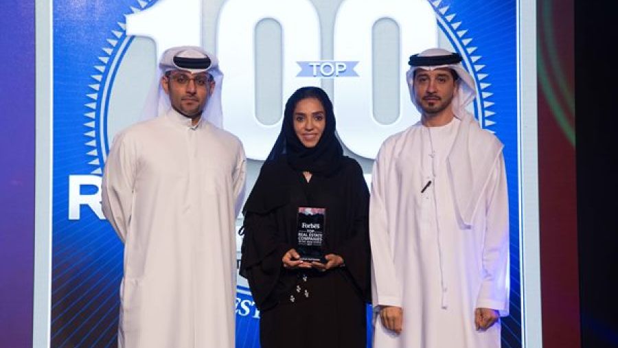تسلم عبد العزيز بوخاطر، المدير التنفيذي في عقارات جميرا للجولف الجائزة خلال حفل عشاء أقيم في فندق والدورف أستوريا دبي، بعد تنافسها مع كبرى الشركات المطورة للعقارات في دولة الإمارات العربية المتحدة.