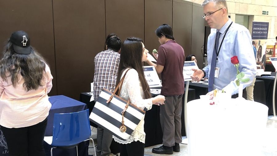 خلال المعرض، تمكن الطلاب من مناقشة أعضاء هيئة التدريس حول كيفية إجراء الأبحاث الجامعية.