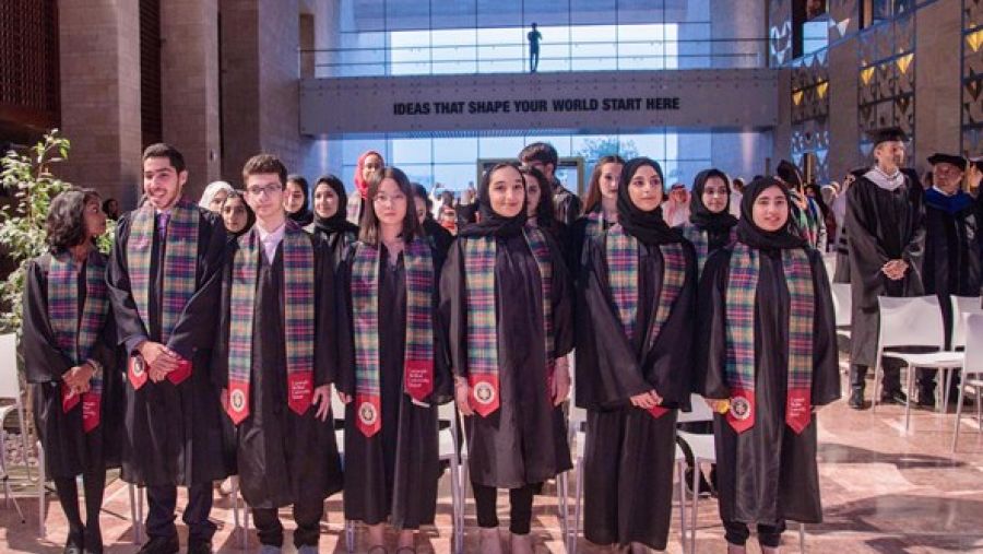 وفق التقليد المتبع في جامعة كارنيجي ميلون في قطر، سيتم منح هذه الدفعة لوحة خاصة تحمل سنة التخرج. 