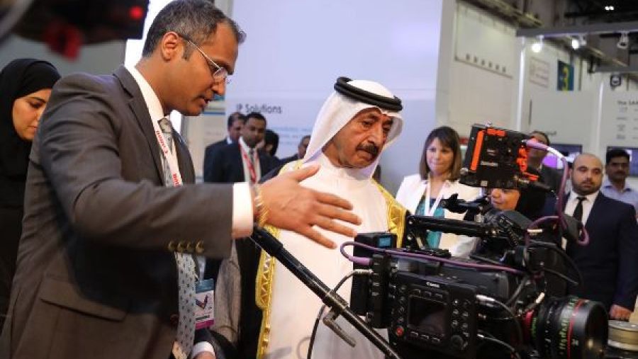أنوراغ أغراوال، المدير التنفيذي في "كانون الشرق الأوسط والشيخ حشر بن مكتوم آل مكتوم مدير دائرة إعلام دبي