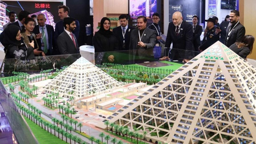 خلال المعرض
