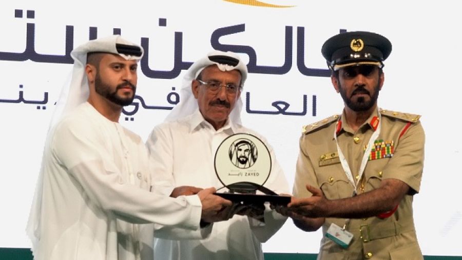 السيد أحمد الموسى، نائب رئيس مجلس الإدارة ونائب المدير العام لشركة "فالكن سيتي أوف وندورز"يستلم الجائزة.