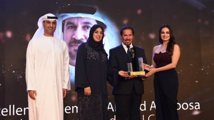 رئيس مجلس الإدارة والمدير العام لشركة فالكن سيتي أوف وندرز يتسلّم جائزة ذو الرؤية من قبل دائرة الأراضي والأملاك بدبي.