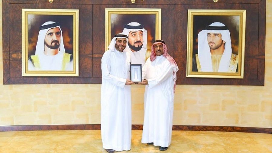 محمد عبد الله الحاج الزرعوني، مدير هيئة الهلال الأحمر الإماراتي في دبي، مع الدكتور منصور العور، رئيس جامعة حمدان بن محمد الذكية.