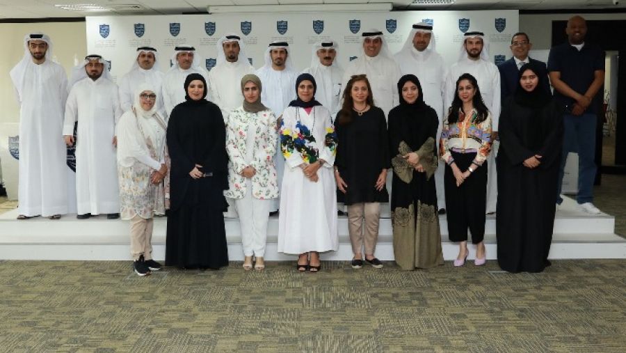 تركز منهج الكلية في البرنامج على عدة مساقات أكاديمية وعملية، تهدف إلى تعزيز اﻟﻤﺸﺎرﻛﺔ اﻟﺘﻔﺎﻋﻠﻴﺔ وﺗﺒﺎدل اﻟﺨﺒﺮات ﺑﻴﻦ اﻟﻘﻴﺎدات اﻟﻌﺮﺑﻴﺔ اﻟﻤﺸﺎرﻛﺔ، واﻹﻃﻼع ﻋﻠﻰ أﻓﻀﻞ اﻟﺘﺠﺎرب وﻣﻤﺎرﺳﺎت اﻷداء اﻟﺤﻜﻮﻣﻲ ﻓﻲ دوﻟﺔ اﻹﻣﺎرات.