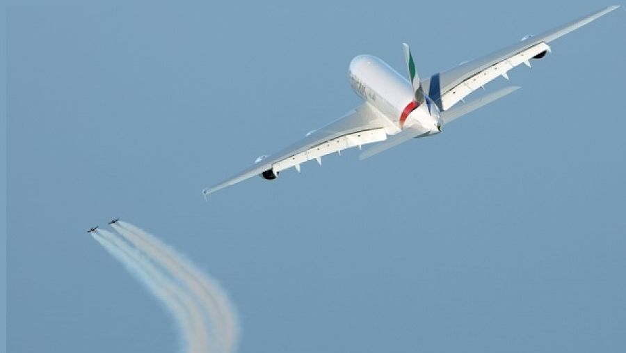 طائرة الإمارات الإيرباص A380 حلقت في تشكيل فريد مع الرجل الطائر Jetman في أجواء دبي