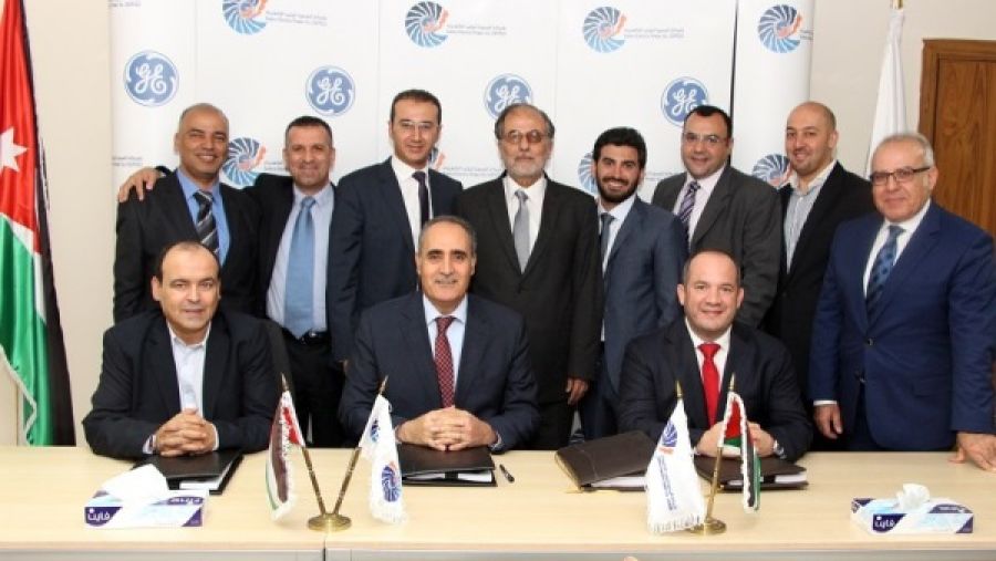 تم توقيع الاتفاقية من قبل أمجد الرواشدة، مدير عام شركة السمرا لتوليد الكهرباء، وفادي طبوش، المدير التنفيذي للمبيعات في وحدة أعمال خدمات الطاقة في شرق المتوسط والعراق وباكستان لدى جنرال إلكتريك، بحضور ممثلين عن كلا الشركتين.
