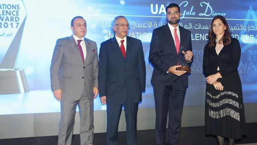 خالد الكايد، الرئيس التنفيذي لبنك نزوى يستلم الجائزة