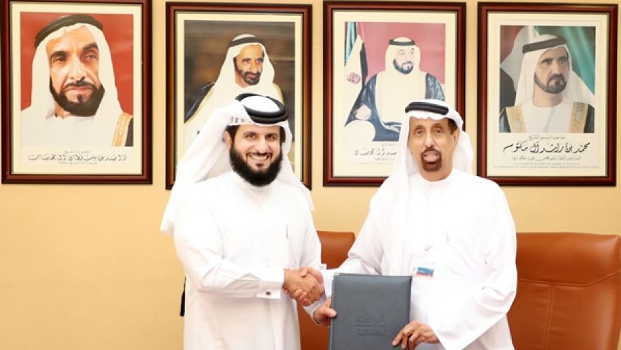 جمال عبدالله لوتاه الرئيس التنفيذي لمجموعة إمداد والدكتور حمد بن الشيخ أحمد الشيباني مدير عام دائرة الشؤون الإسلامية والعمل الخيري.
