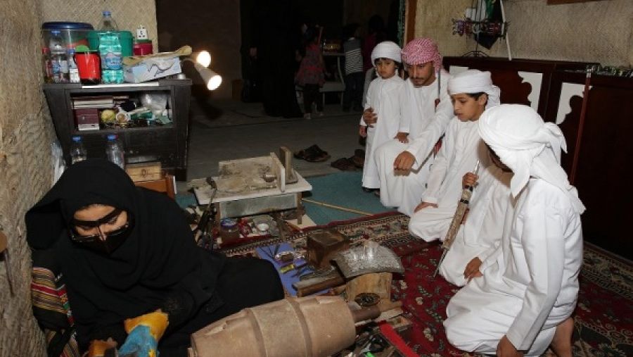 تهدف دبي للثقافة من خلال تنظيم مهرجان دبي وتراثنا الحي إلى تنمية وتعزيز التراث الشعبي، ونشره بين الجيل الجديد.