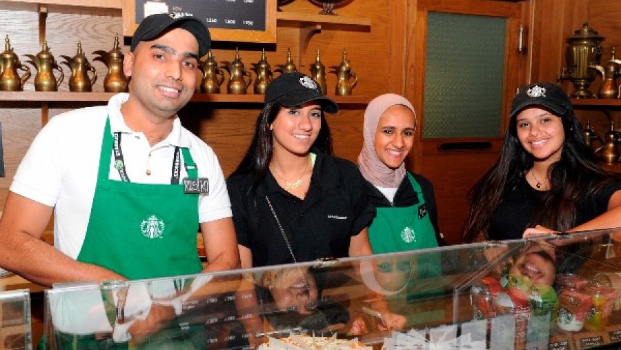 شارك هذا العام أكثر من 160 طالباً من المدارس والجامعات للعمل في محلات العلامات التجارية العالمية التي تديرها شركة الشايع في الكويت.