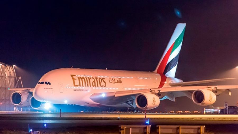 طائرة الإمارات A380 بتوزيع الدرجتين تستعد للإقلاع من مطار دبي الدولي