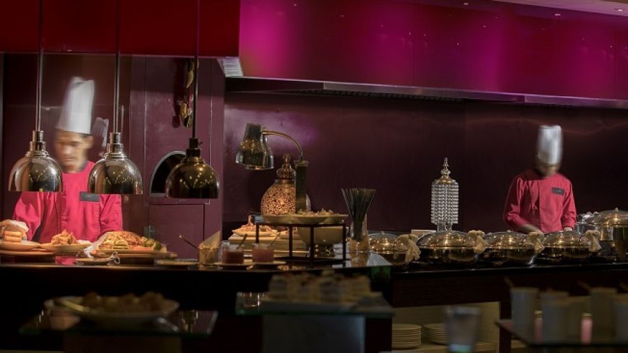 يدعوكم الفندق للاستمتاع بخيرات البحار، من خلال بوفيه المأكولات البحرية الزاخر بما لذ وطاب من الأطباق العالمية الشهية.