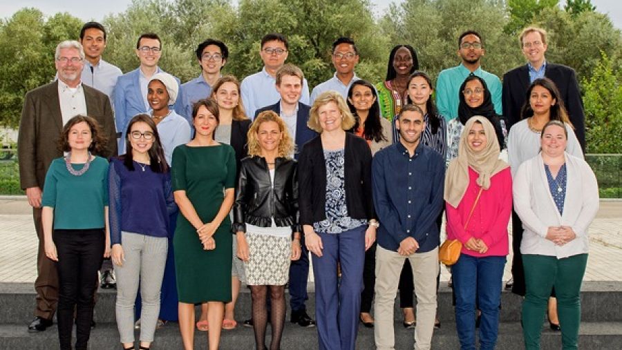 أعضاء برنامج صوت المتعلمين 2016-17، التابع لمؤتمر "وايز"، مع المرشدين خلال الدورة الداخلية في مدريد. 
