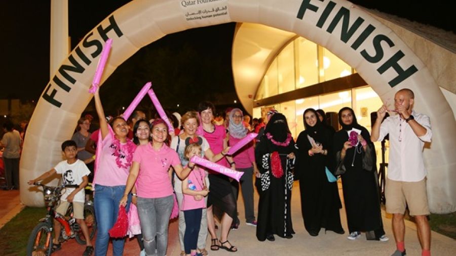 أعضاء المجتمع يتوافدون إلى حديقة الأكسجين للمشاركة في مسيرة التوعية بسرطان الثدي، التي نظمتها مؤسسة قطر.