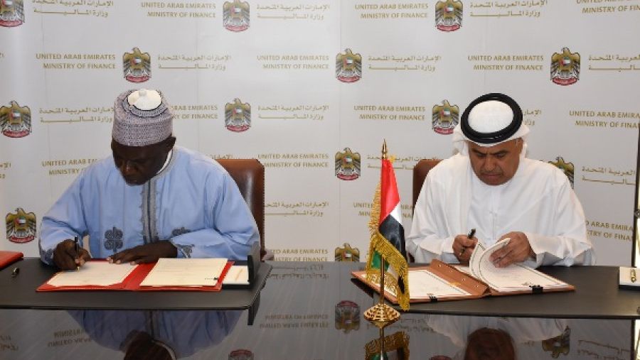 وقع الاتفاقية عن الجانب الإماراتي معالي عبيد حميد الطاير؛ وزير الدولة للشؤون المالية، وعن جانب جمهورية الكاميرون معالي عثمان الأمين، وزير المالية.